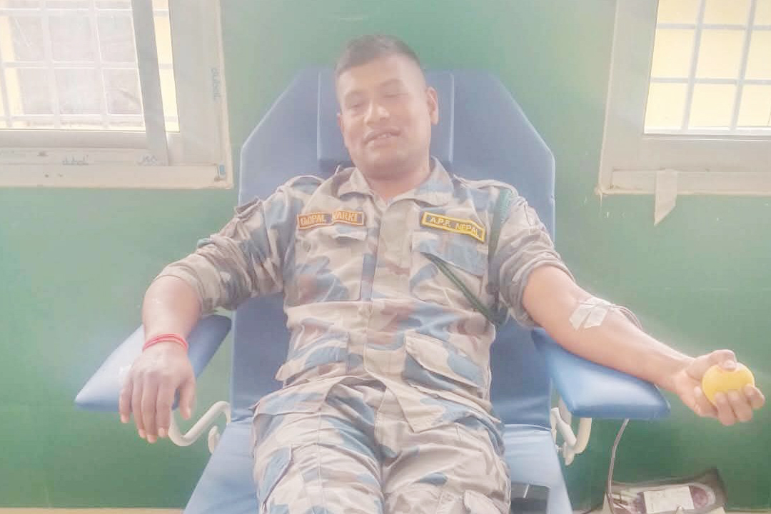 सशस्त्र प्रहरीको रक्तदानले जोगियो सुत्केरीको ज्यान 