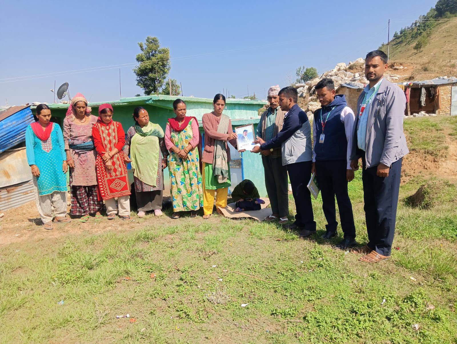 बैतडीमा नेरुडे मिर्मिरे लघुबित्तद्वारा बीमा र किरिया खर्च बाफतको रकम हस्तान्तरण