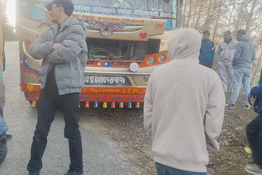 बैतडीमा बसको ढोकाबाट खसेर एक जनाको मृत्यु  