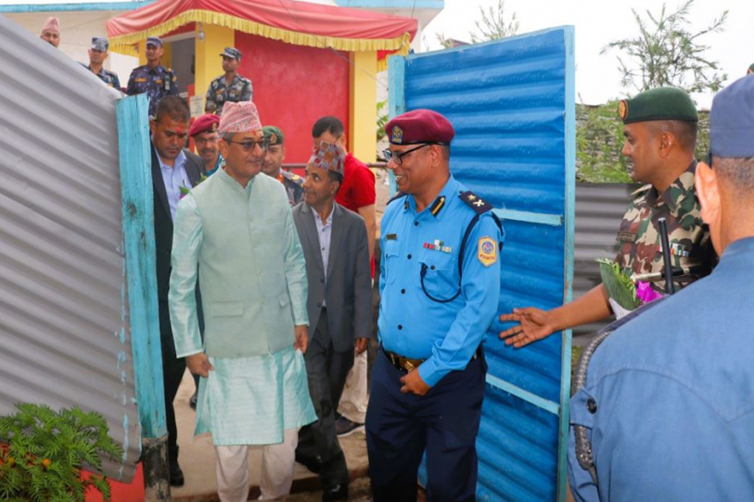 गृहमन्त्री लेखकद्वारा जिल्ला प्रहरी कार्यालय बैतडीको निरीक्षण 