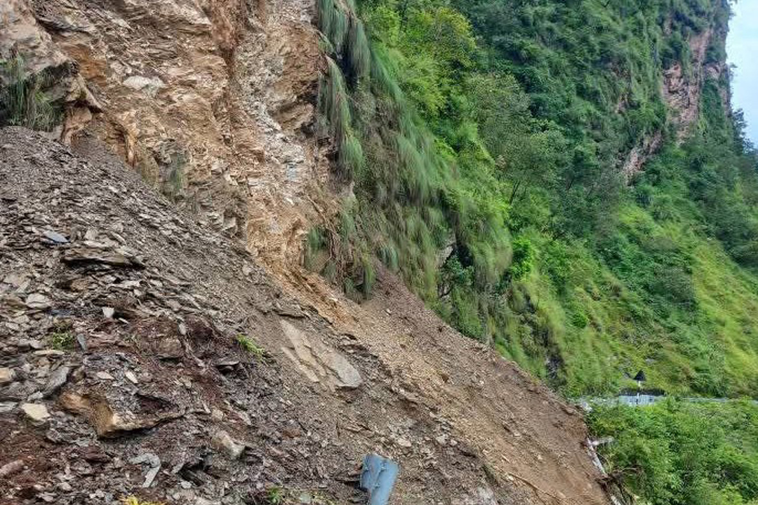 बैतडीको सलसेनामा फेरि पहिरो, महाकाली लोकमार्ग अवरुद्ध 