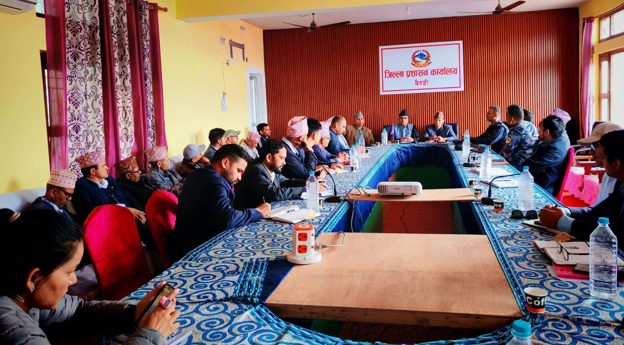 सांसद महतासहितको टोलीद्वारा बैतडीमा कार्यालय प्रमुखहरुसँग छलफल 
