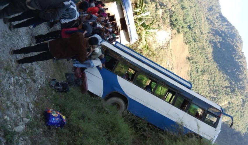 बाजुरा बस दुर्घटना : बैतडी घर भएका घाइते सहचालक जोशीको मृत्यु