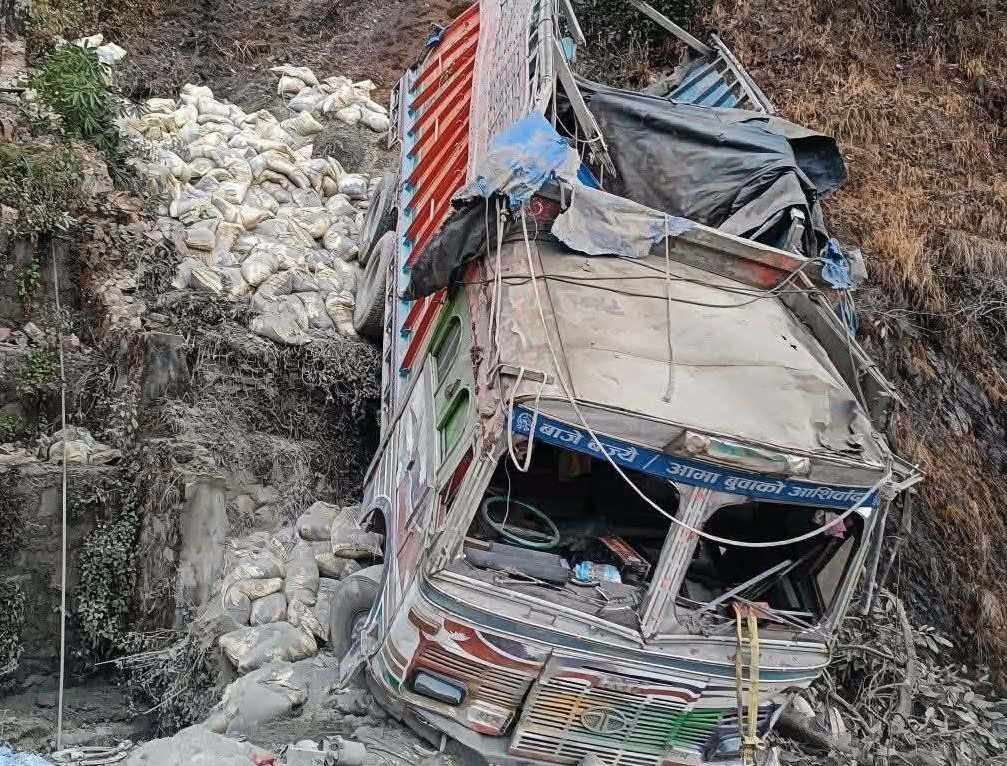 बैतडीमा ट्रक दुर्घटना : चालकसहित चार जना घाइते 