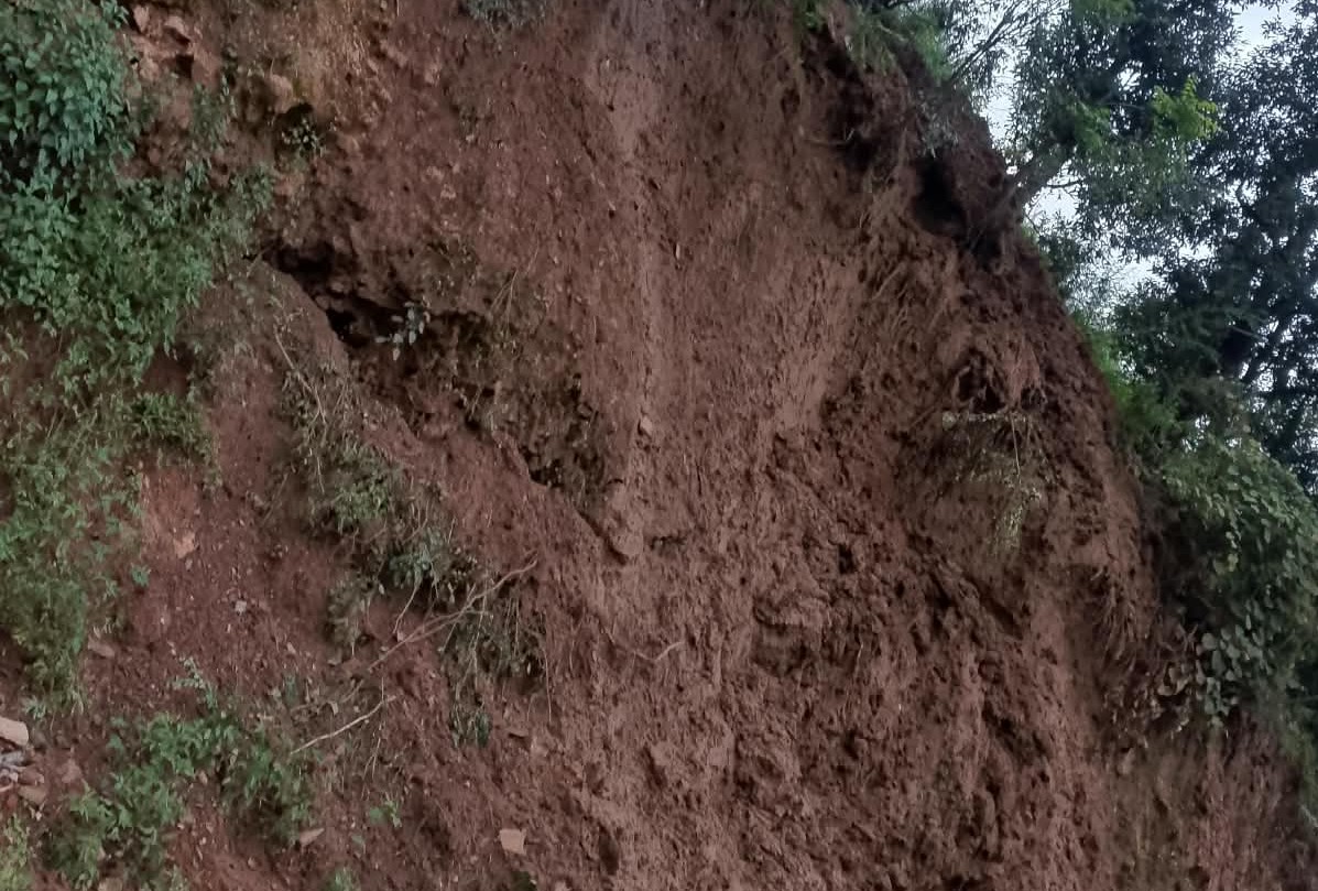 सुर्नयाको मूलखटालीमा पहिरो खस्यो, स्थानीयका घर र मन्दिर जोखिममा 