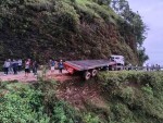 बैतडीमा दुर्घटनाबाट जोगियो सामान बोकेको ट्रेलर, महाकाली राजमार्ग अवरुद्ध 