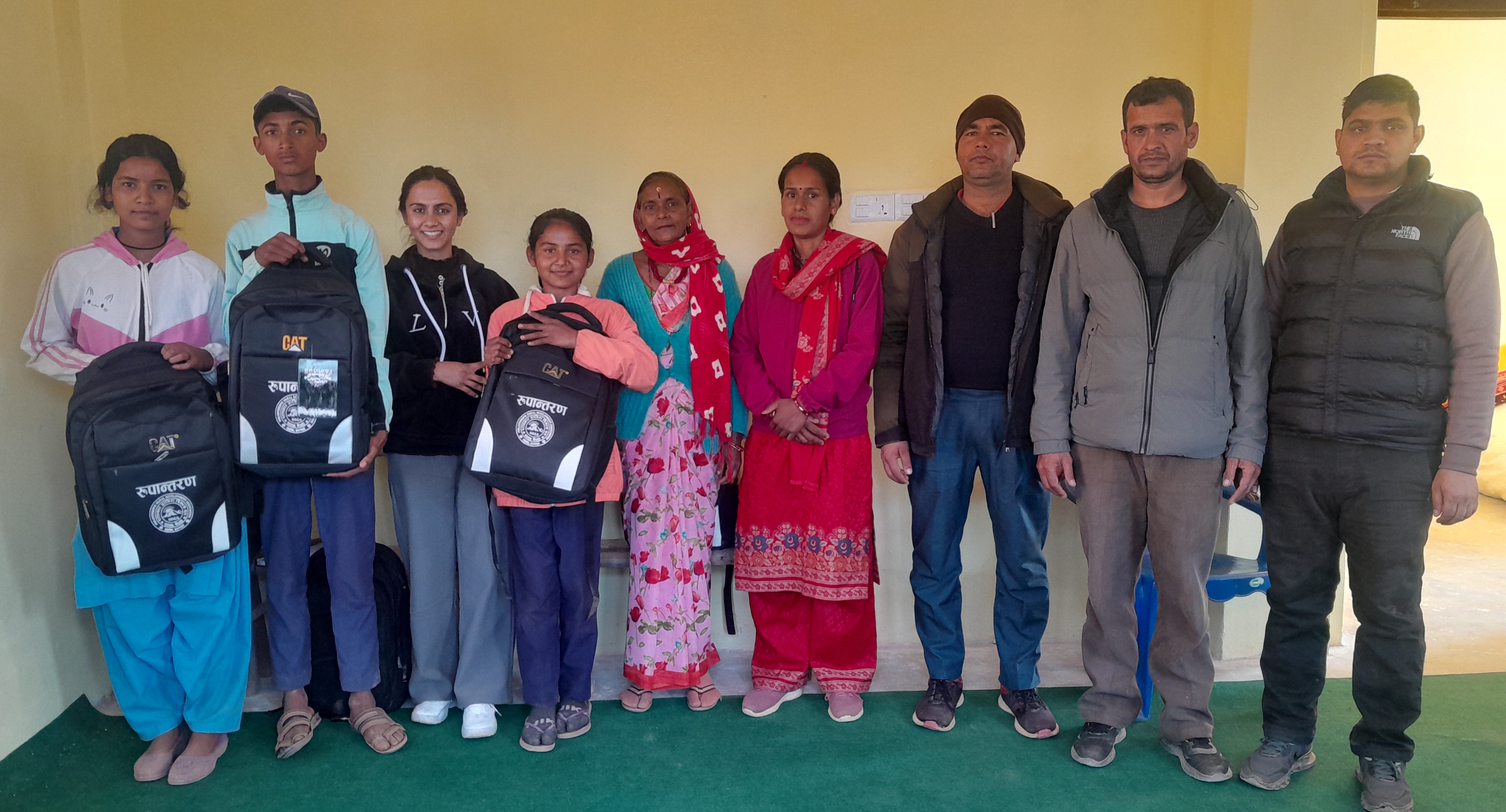 सिद्धनाथ मावि सिलङ्गाका टुहुरा, अनाथ र गरीब विद्यार्थीलाई शैक्षिक सामग्री वितरण 