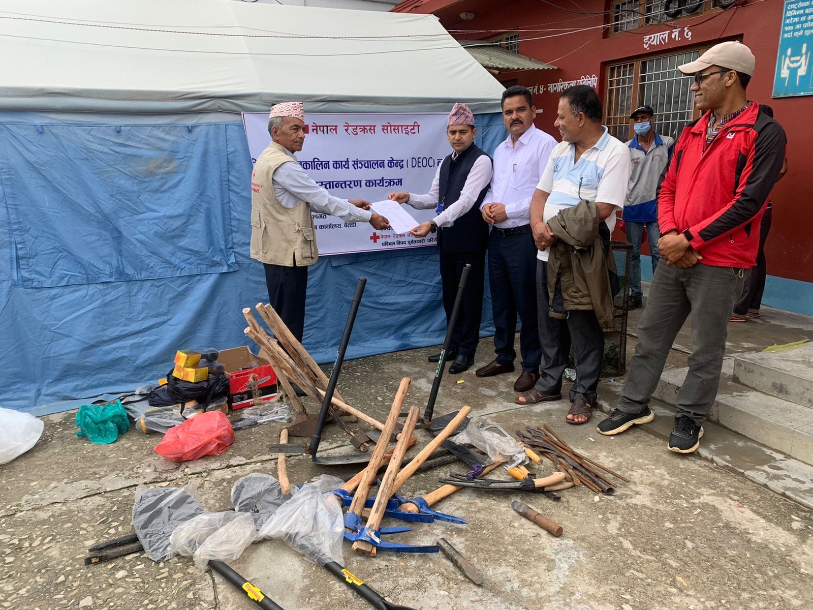 रेडक्रस बैतडीले दियो जिल्ला आपतकालीन  कार्य सञ्चालन केन्द्रलाई विपद् सामग्री 