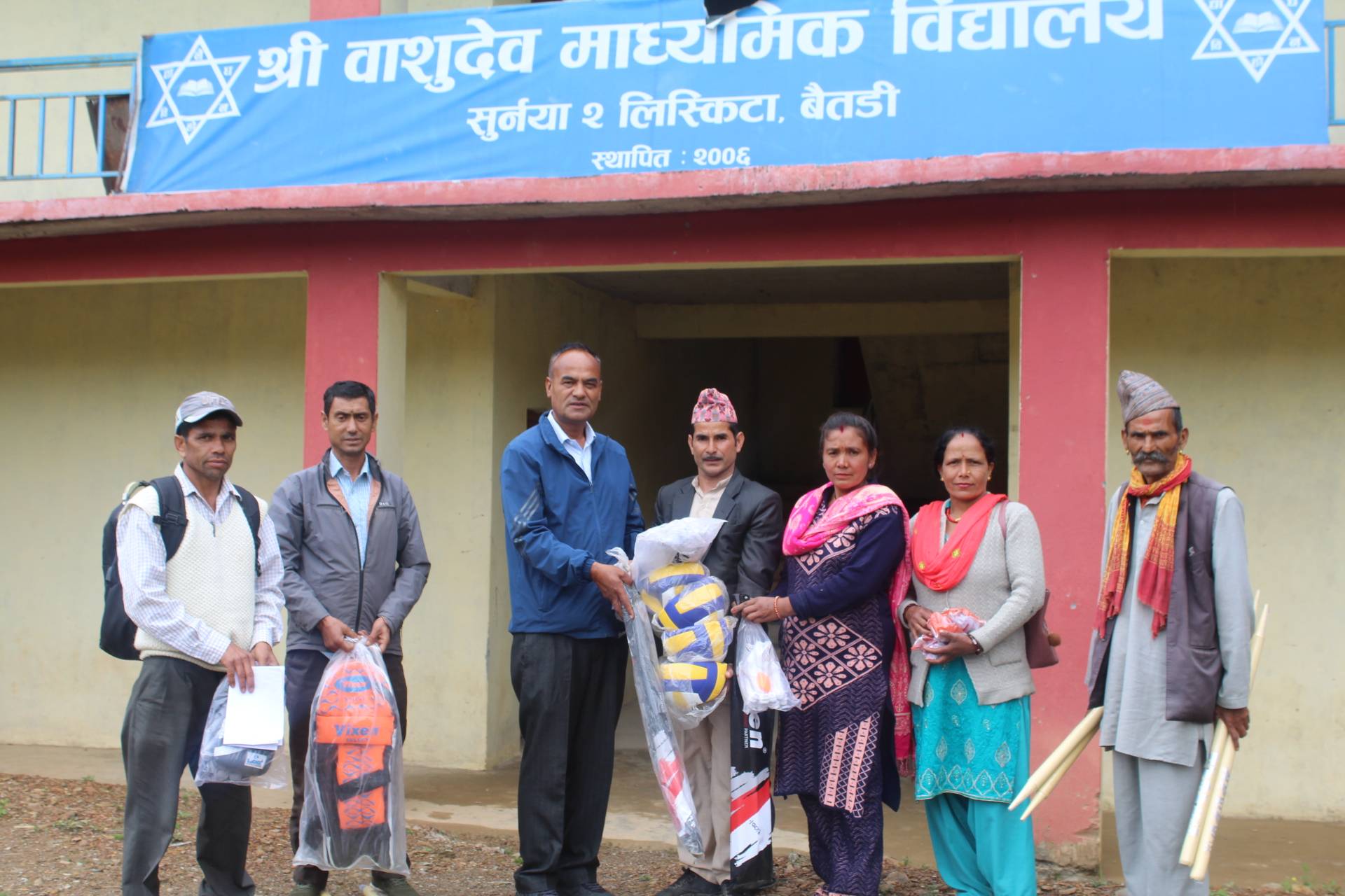 बैतडीको  सुर्नया २ ले गर्याे विद्यालयमा खेलकुद सामग्री वितरण