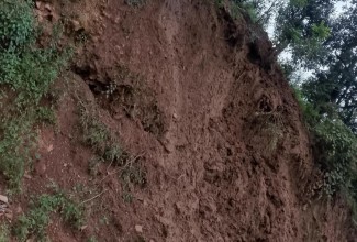 सुर्नयाको मूलखटालीमा पहिरो खस्यो, स्थानीयका घर र मन्दिर जोखिममा 