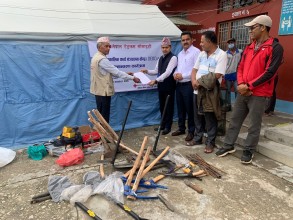 रेडक्रस बैतडीले दियो जिल्ला आपतकालीन  कार्य सञ्चालन केन्द्रलाई विपद् सामग्री 