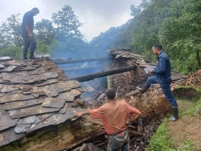 बैतडीमा आगलागी हुँदा एक घर जलेर नष्ट, ५ लाख बढीको क्षति  