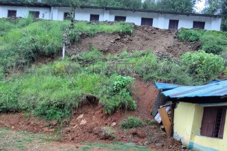 पहिरोले बरमनाथ आधारभूत विद्यालयको भवनमा क्षति 