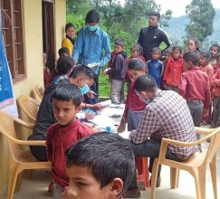 बैतडीमा कोरोना विरुद्ध खोप अभियानमा बासका स्वयंसेवक सहयोग गर्दै 