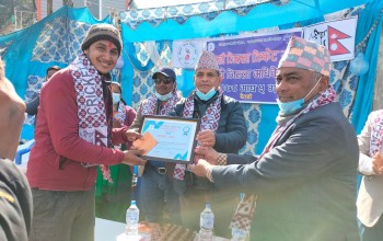 बैतडीका पत्रकार बिष्ट क्रिकेट संघद्वारा सम्मानित