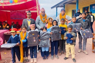 विपन्न बालबालिकालाई झोला र पोशाक वितरण 