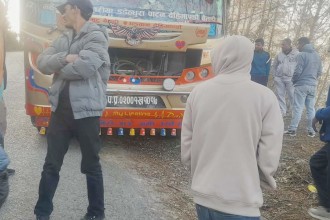 बैतडीमा बसको ढोकाबाट खसेर एक जनाको मृत्यु  