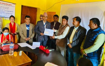 बैतडीमा मृतक वडा सदस्यका परिवारलाई बीमा कम्पनीद्वारा मृत्युदाबी भुक्तानी 