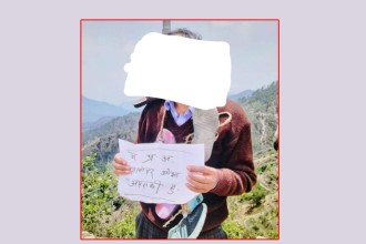 बैतडीमा एक विद्यालयका प्रधानाध्यापकमाथि कालोमोसो र जुत्ताको माला 