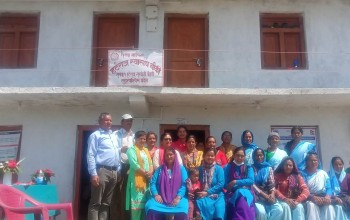 बैतडीको सुर्नयाले महिला स्वास्थ्य स्वयंसेविकालाई प्रोत्साहन भत्ता वितरण गर्दै