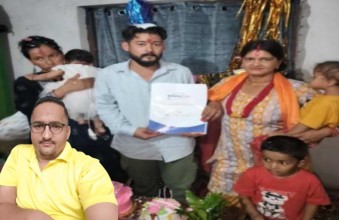 ऐर दम्पत्तीले दिए छोरीको पहिलो जन्मोत्सवमा बीमा पोलिसी उपहार