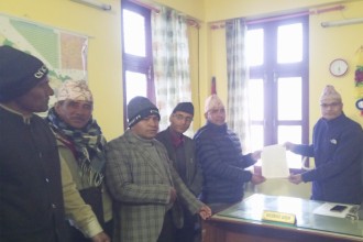 नेटवर्क सुधारको माग गर्दै गाउँपालिका अध्यक्ष कुँवरले बुझाए ज्ञापन पत्र 