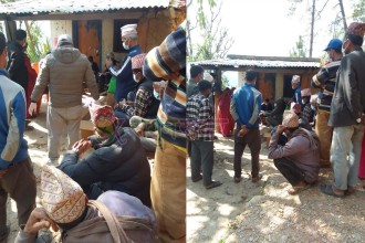 भाइरल ज्वरोले थलिएको महरागाउँमा चिकित्सकसहितको टोलीद्वारा स्थानीयको स्वास्थ्य परीक्षण 