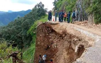 बैतडीको झौलेकमा पहिरो खस्दा जयपृथ्वी राजमार्ग अवरुद्ध 