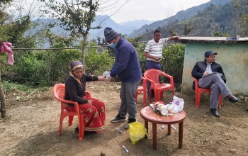 बैतडीको दोगडाकेदारमा स्थानीयहरुको कालाजार परीक्षण  