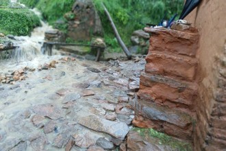 मैनगडे खोलाले बैतडीको अवस्थीगाउँका घर र खेत जोखिममा 