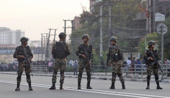 सडकमा सेना, विना काम घरबाहिर ननिस्कन आग्रह