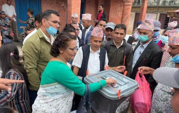 निर्वाचन सामग्री सहित मतदान केन्द्र तर्फ लागे कर्मचारी 