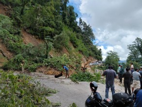 बैतडीको नाचन्थलीमा पहिरो खस्दा जयपृथ्वी राजमार्ग अवरुद्ध 