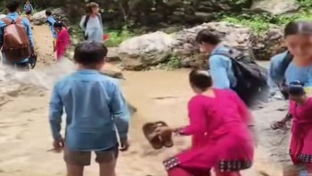 बैतडीको सिगास स्थित न्वाघरी गाडमा पुल नहुँदा जोखिम मोलेर आवतजावत गर्दै विद्यार्थी र स्थानीय