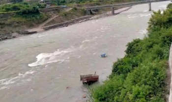 बझाङको सेती नदीमा ट्याक्टर खस्दा दुई जना बेपत्ता 