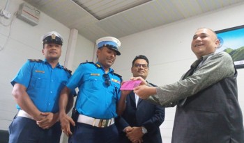 बिना हेलमेट बुलेट बाइक चलाएका मुख्यमन्त्री कमलबहादुर शाहले तिरे ५ सय जरिवाना