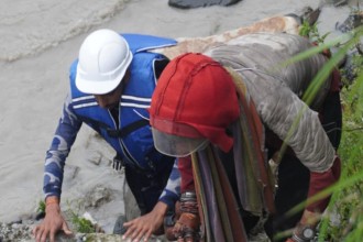 दार्चुलामा महाकाली नदीकोबीचमा फसेका पुरुषको सशस्त्र प्रहरीद्वारा सकुशल उद्धार