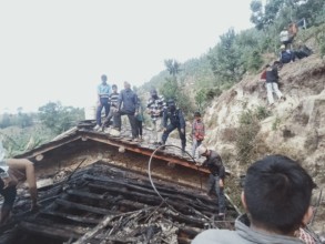 बैतडीको एक घरमा आगलागी, १३ लाख बराबरको क्षति 