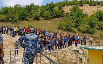 मतदान फेरि गर्नुपर्ने माग राख्दै बझाङको छविस पाथिभेरामा एमालेको नाराबाजी