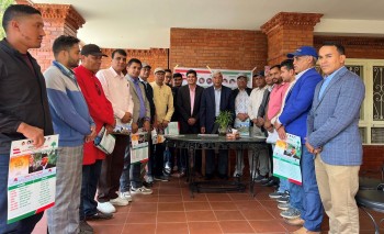 सभापति देउवाद्वारा बैतडी– काठमाडौं सम्पर्क समितिको भित्तेपात्रो विमोचन