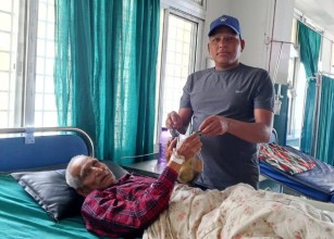 मदन–आश्रित स्मृति  दिवसमा फलफूल वितरण 