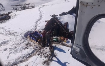 हिउँमा फसेकालाई खानेकुरा छोडेर फर्कियो सेनाको हेलिकप्टर