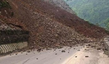 जयपृथ्वी राजमार्ग बर्षाका कारण पहिरो खसेपछी अवरुद्ध