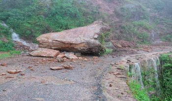 बैतडीको झौलेकमा पहिरो खस्यो, जयपृथ्वी राजमार्ग अवरुद्ध 