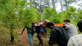 बैतडीका गाउँघरमा बिरामी बोक्न स्ट्रेचरकै भर