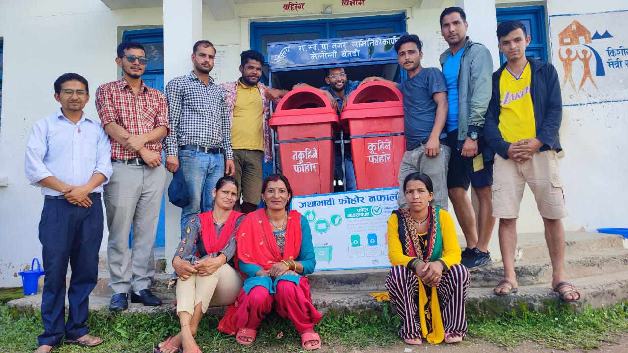 रास्वपा मेलौलीले दियो केशरपुर प्राथमिक स्वास्थ्य केन्द्रलाई नमूना डस्टबिन