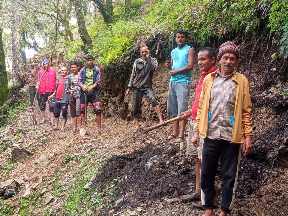 अभिभावकद्वारा बाटोको सफाइ
