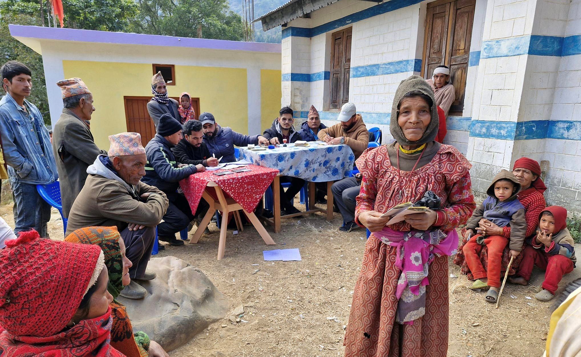 बैतडीको डिलाशैनीमा  गाउँ गाउँमा गएर सामाजिक सुरक्षा भत्ता वितरण