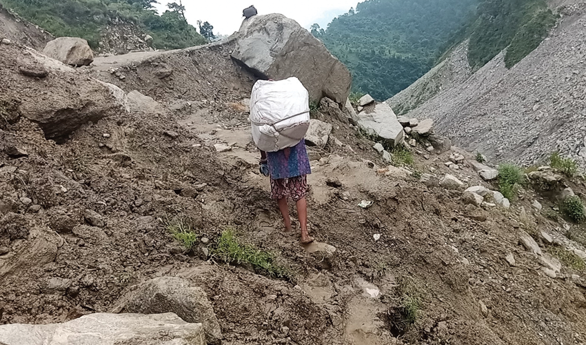 बाजुराको साँफे–मार्तडी राजमार्ग दुई महिनादेखि अवरुद्ध, सञ्चालन नहुँदा  आवागमनमा समस्या