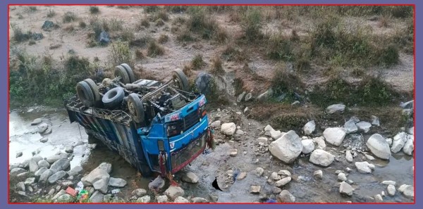 बैतडीमा मिनि ट्रक दुर्घटना, चालकको घटनास्थलमै मृत्यु